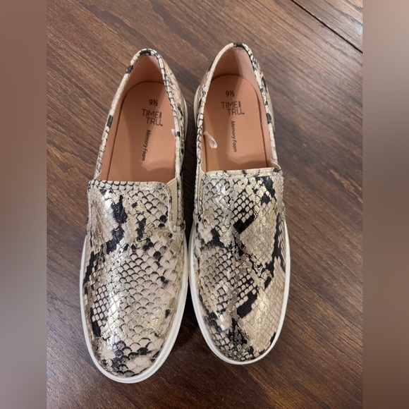 Time and Tru Shoes - Time and Tru Python Pattern Loafers - Black and Cream